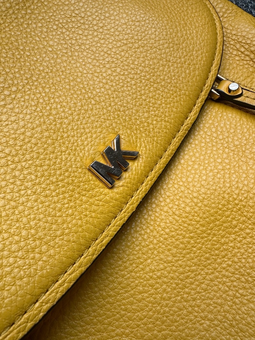 Michael Kors Evie Medium Shoulder Crossbody Bag - Picture 4 of 8